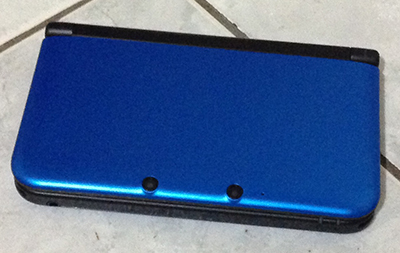 Blue Nintendo 3DS XL closed view